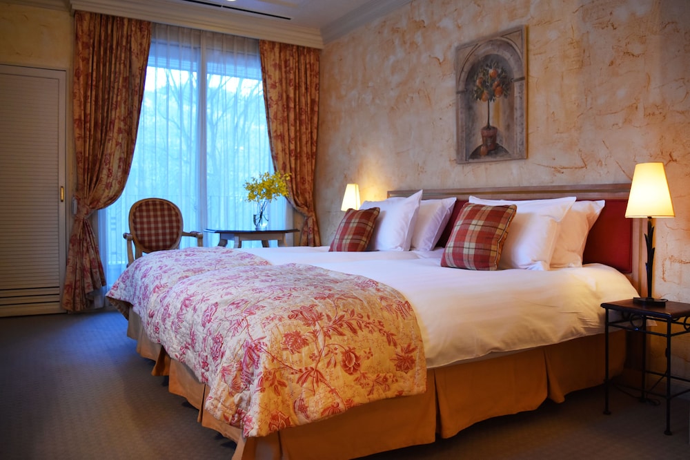 [East] Corner Deluxe Twin Room With Jacuzzi, Non Smoking
