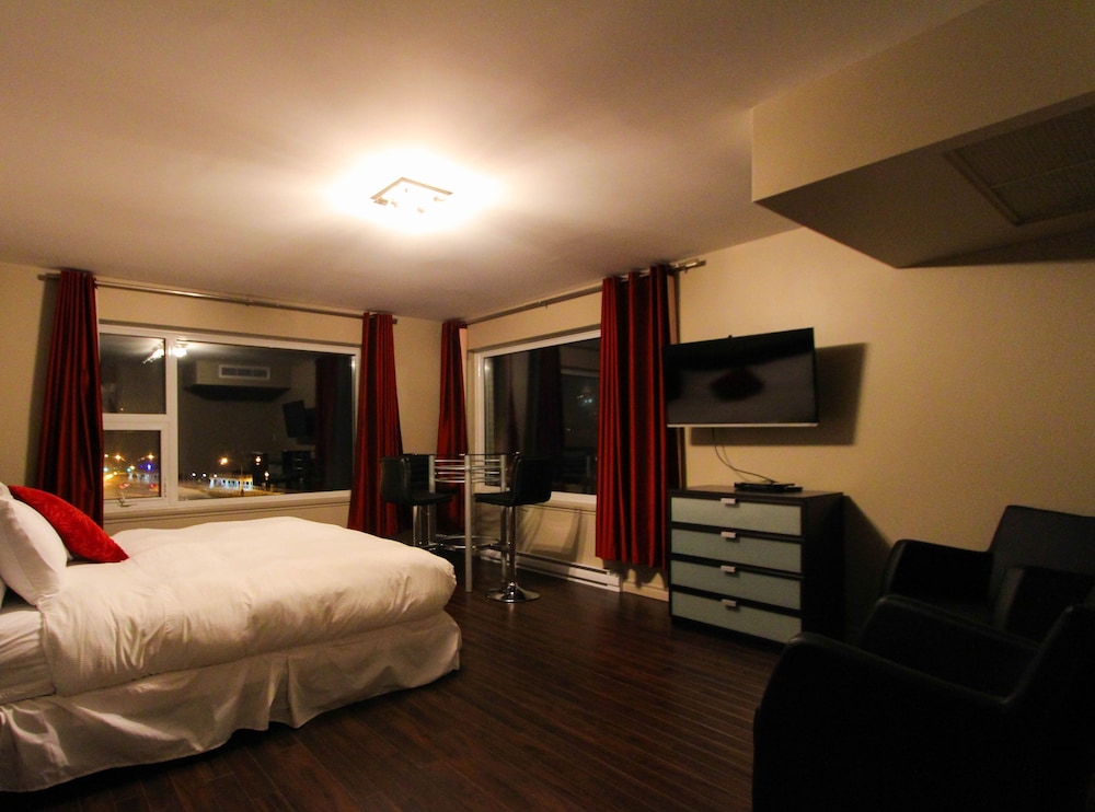 Deluxe Room, 1 Queen Bed photo 1