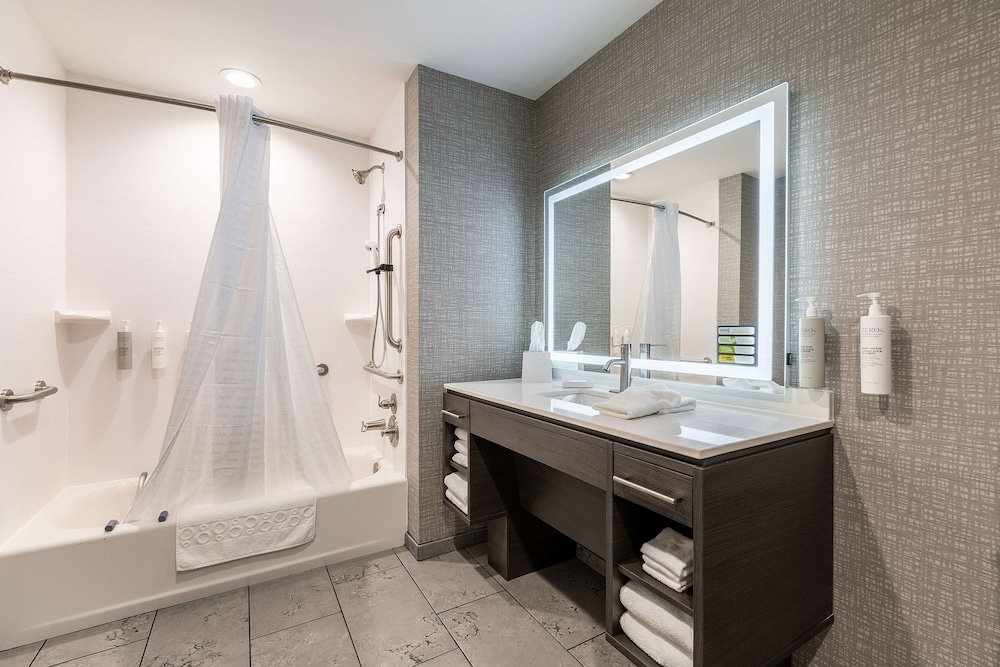 Suite, 1 King Bed, Accessible, Bathtub - Photo 6
