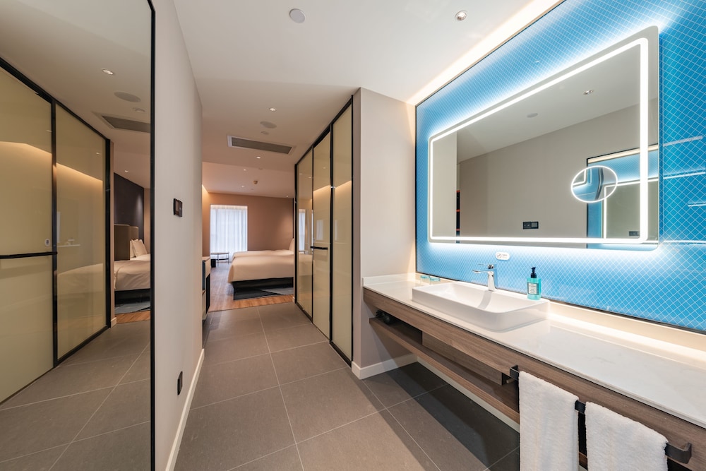 Standard Room, Multiple Beds thumbnail 5