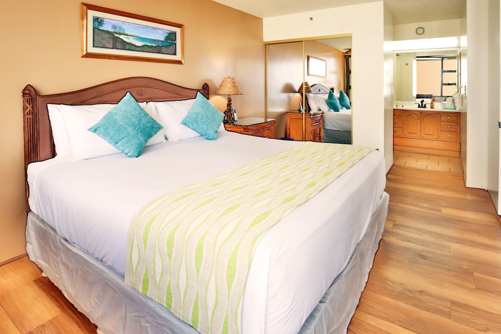 High Floor Ocean View Condo (King Bed and Parking): Apartment, 1 Bedroom, Balcony, Ocean View (0043) photo