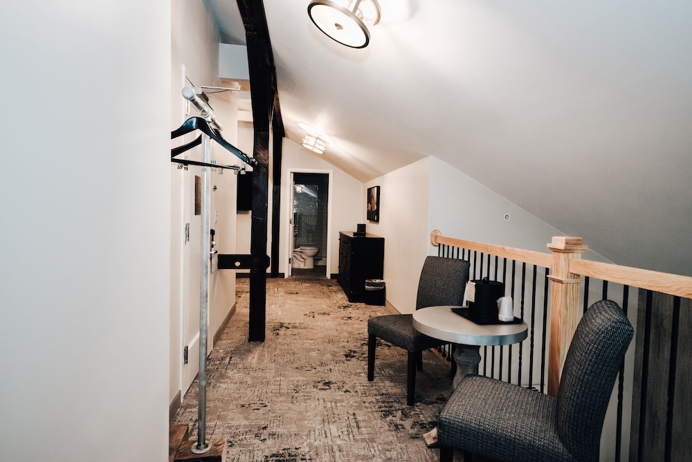 Deluxe King Suite photo 2