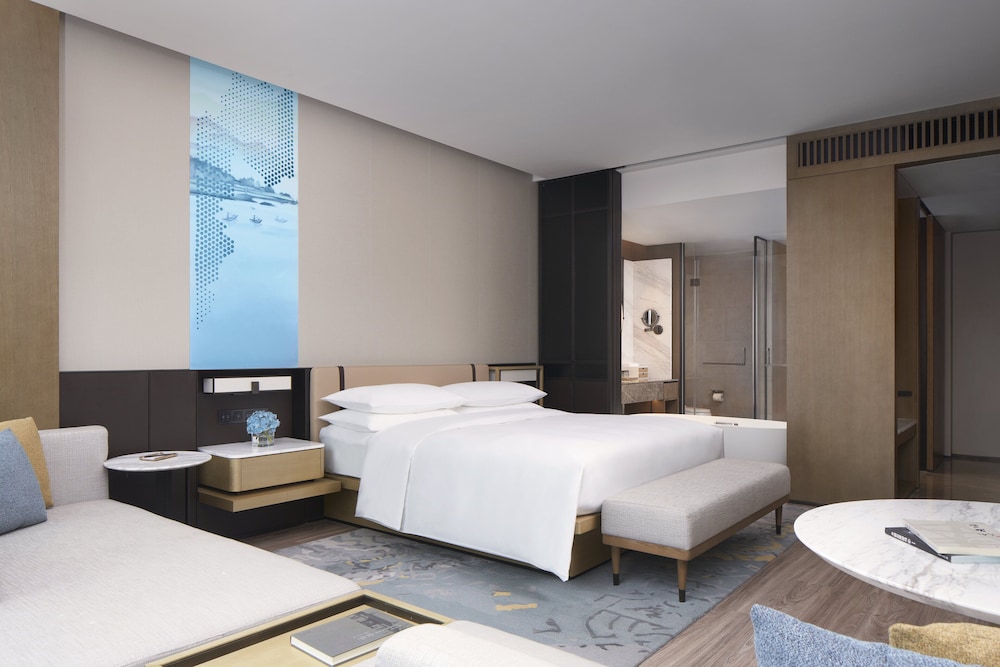 Deluxe Room, 1 King Bed, Corner - Photo 4