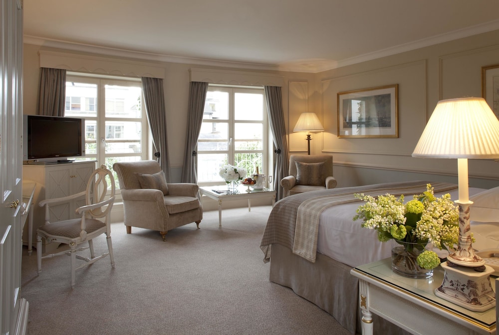 Superior King Room in the Garden Wing with a Garden View