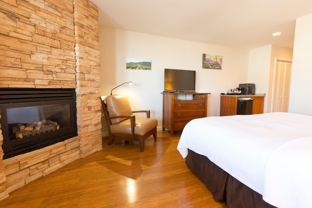 Room, 1 King Bed, Partial Ocean View (Upstairs) photo 2
