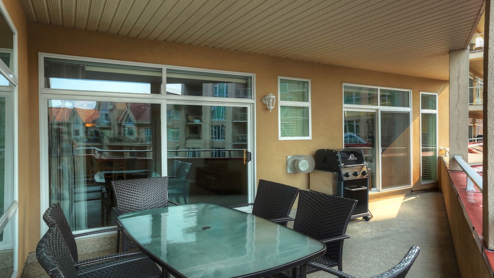 Premium Condo, 3 Bedrooms, Partial Lake View photo 2