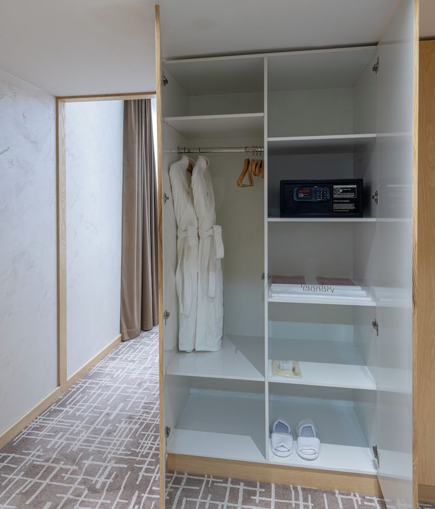 Exclusive Room, 1 King Bed - Photo 2