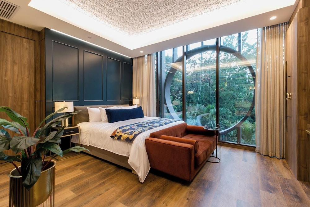 King Suite with Spa Bath photo 2