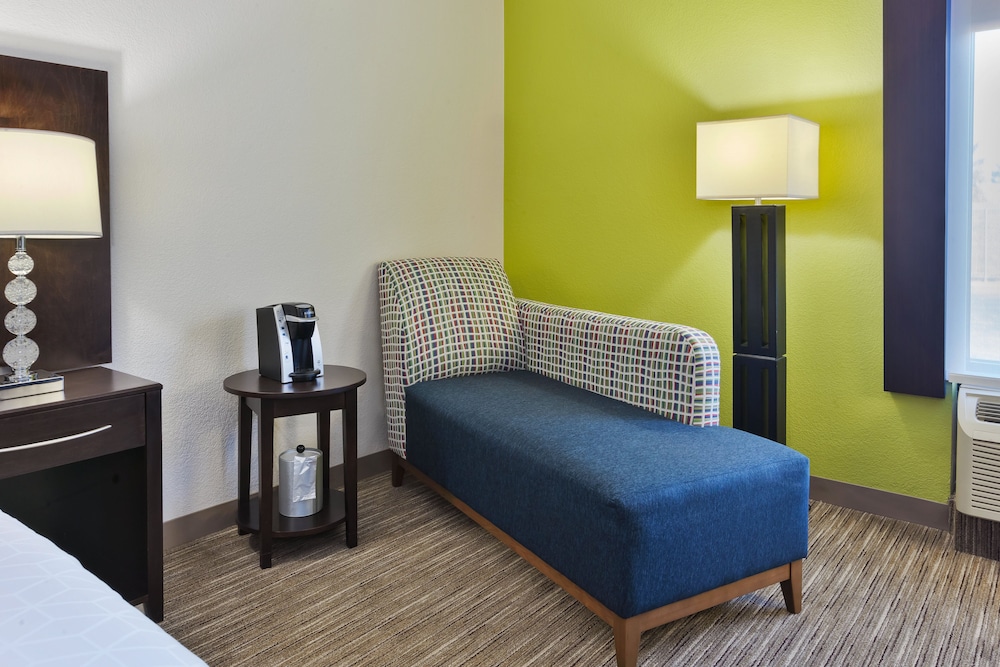 Suite, 1 King Bed - Photo 2