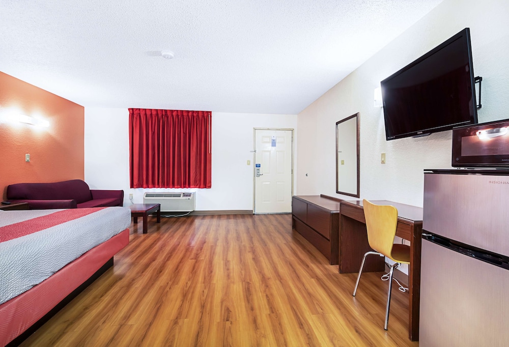 Deluxe Room, 1 King Bed with Sofa bed, Non Smoking, Refrigerator & Microwave - Photo 5