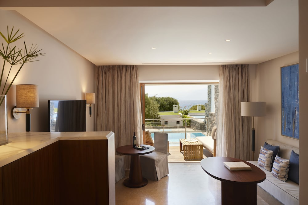 Peninsula Collection One-Bedroom Suite with Individual Pool photo 2