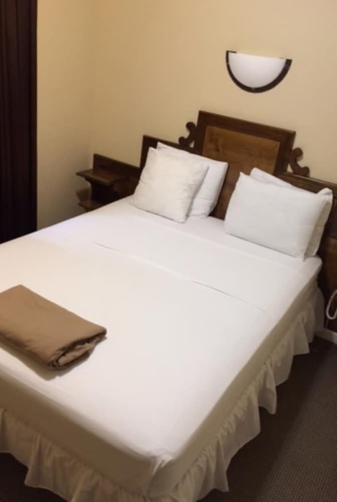 1 Queen Size Bed photo 2