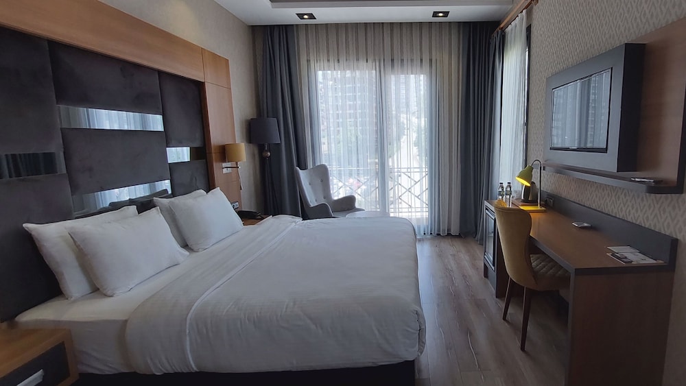 Standard Room, 1 King Bed, Smoking - Photo 2