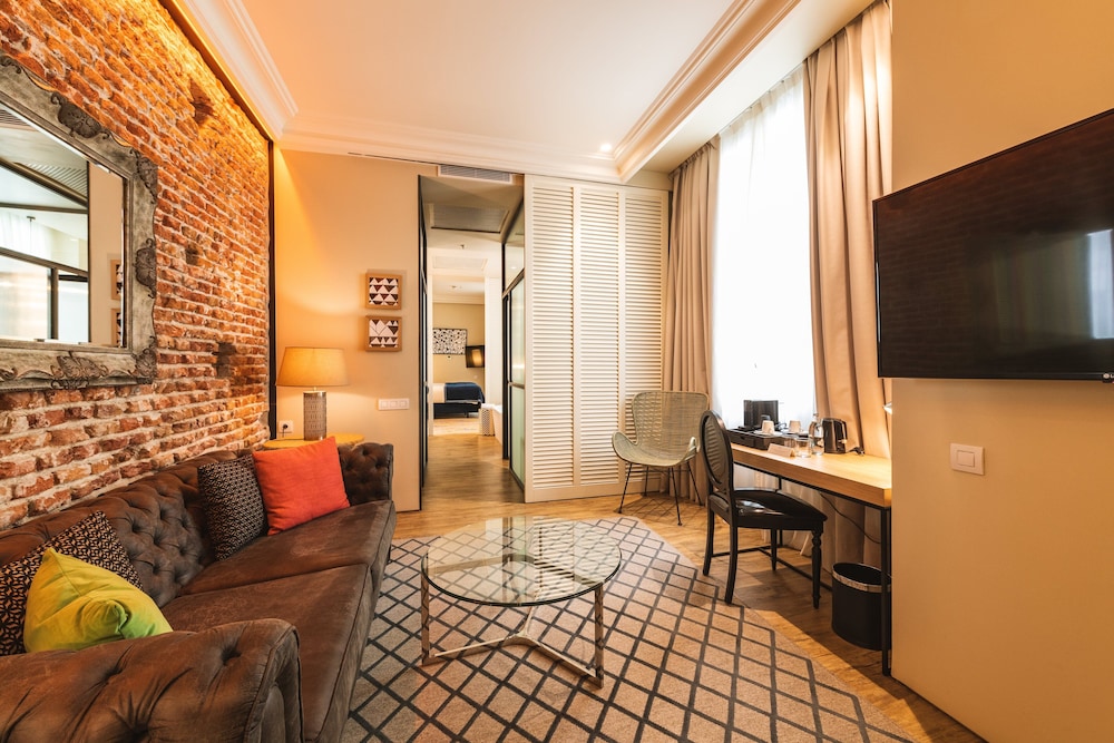 Suite - Photo 1