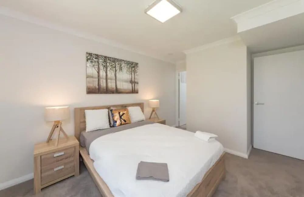 Modern 1 Bed and 1 Bath Standard Apartment photo 2