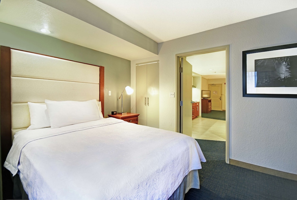 Suite, 2 Bedrooms, Accessible, Bathtub (1 King Bed, 1 Queen Bed with Sofa Bed) - Photo 2