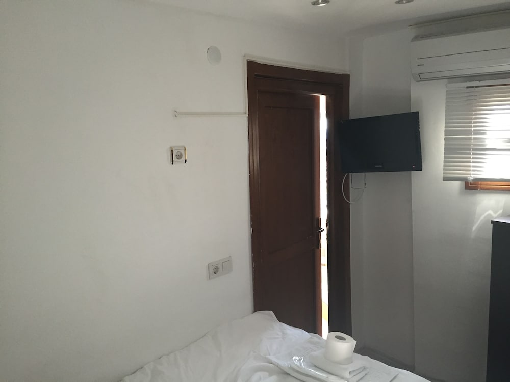 Economy Double or Twin Room (Basement Floor) photo 3