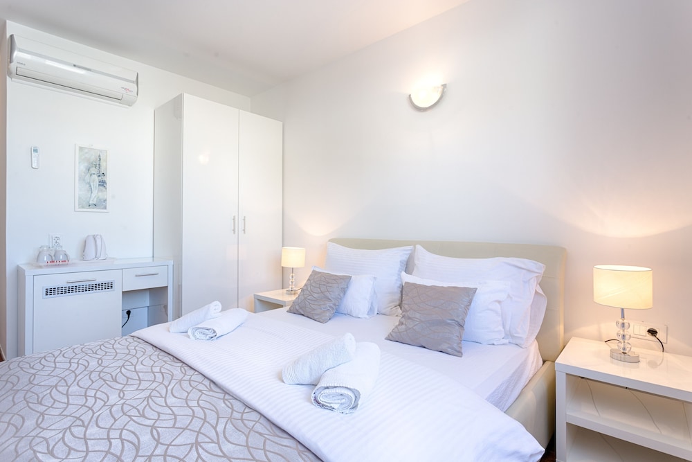 Double Room - Photo 2