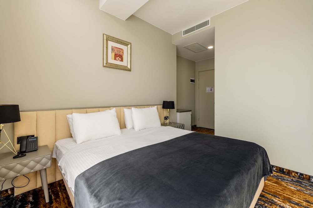 Economy Double or Twin Room, City View photo 3