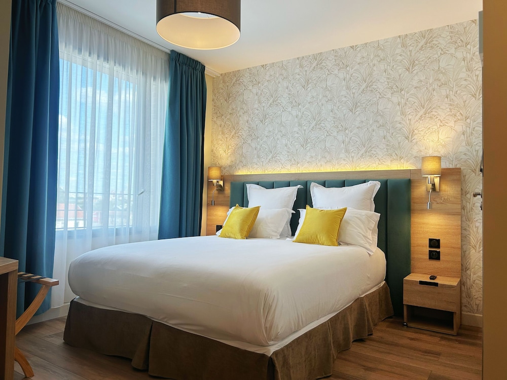 Deluxe Room, 1 Queen Bed, City View - Photo 1