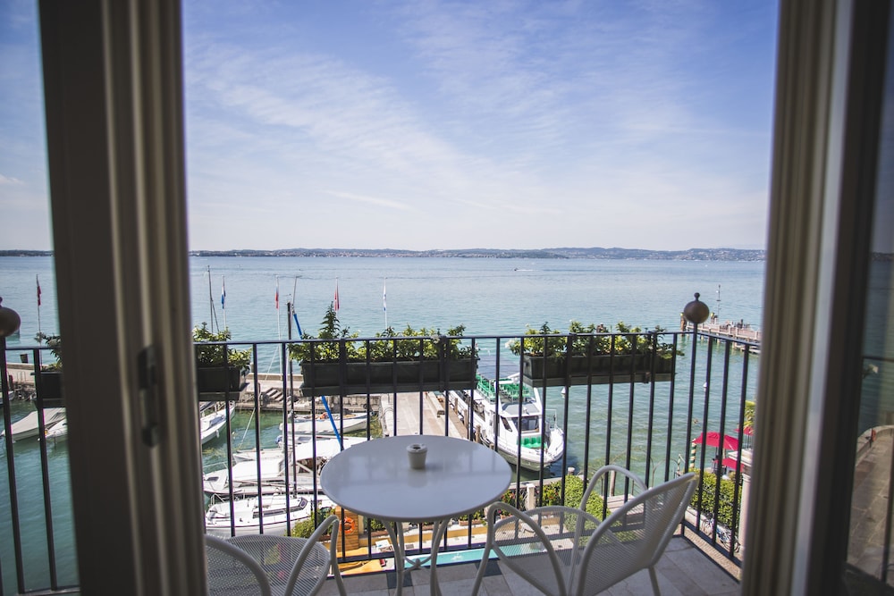 Junior Suite, Lake View photo 3