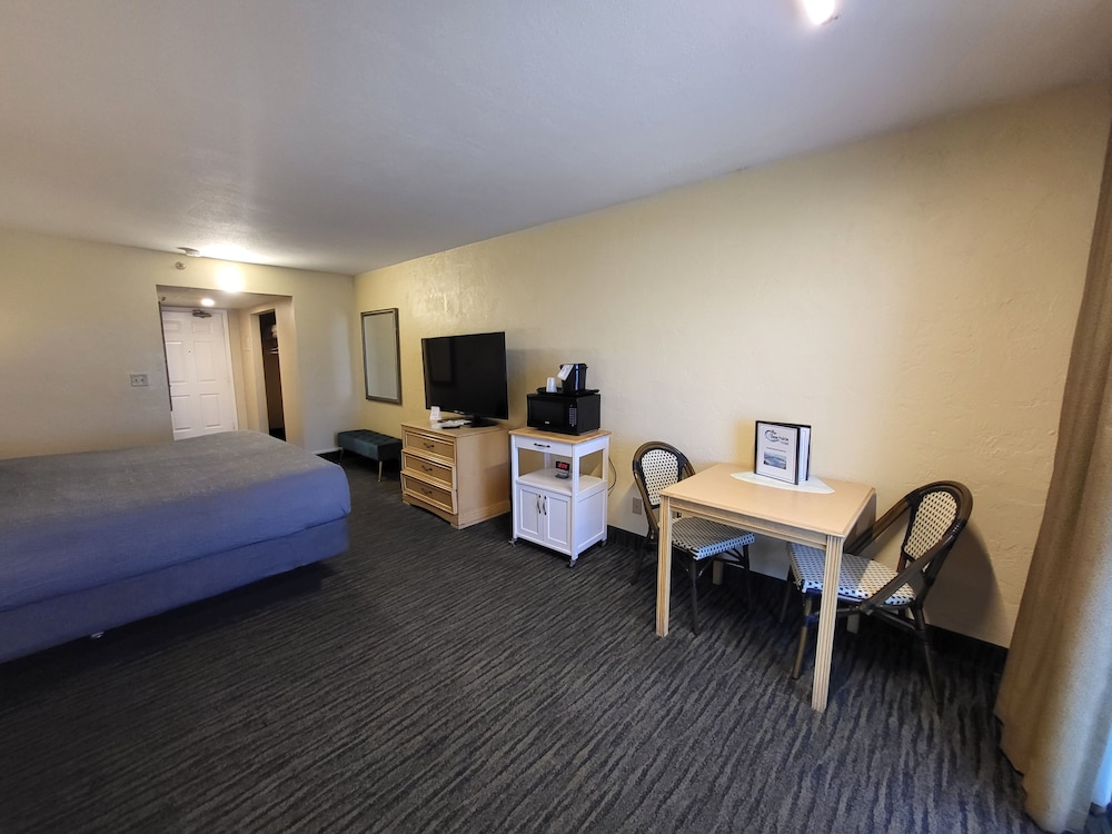 Standard Room, 1 King Bed, Kitchenette, Oceanfront - Photo 4