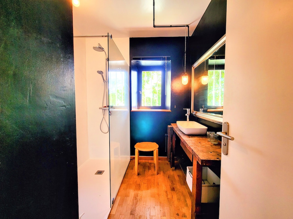 Deluxe Double Room, 1 Queen Bed, Private Bathroom, Garden View photo 3