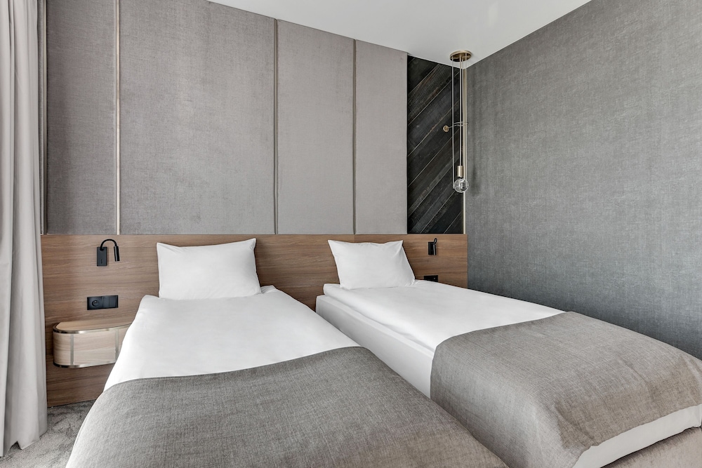 Business Room, Multiple Beds, Non Smoking - Photo 3