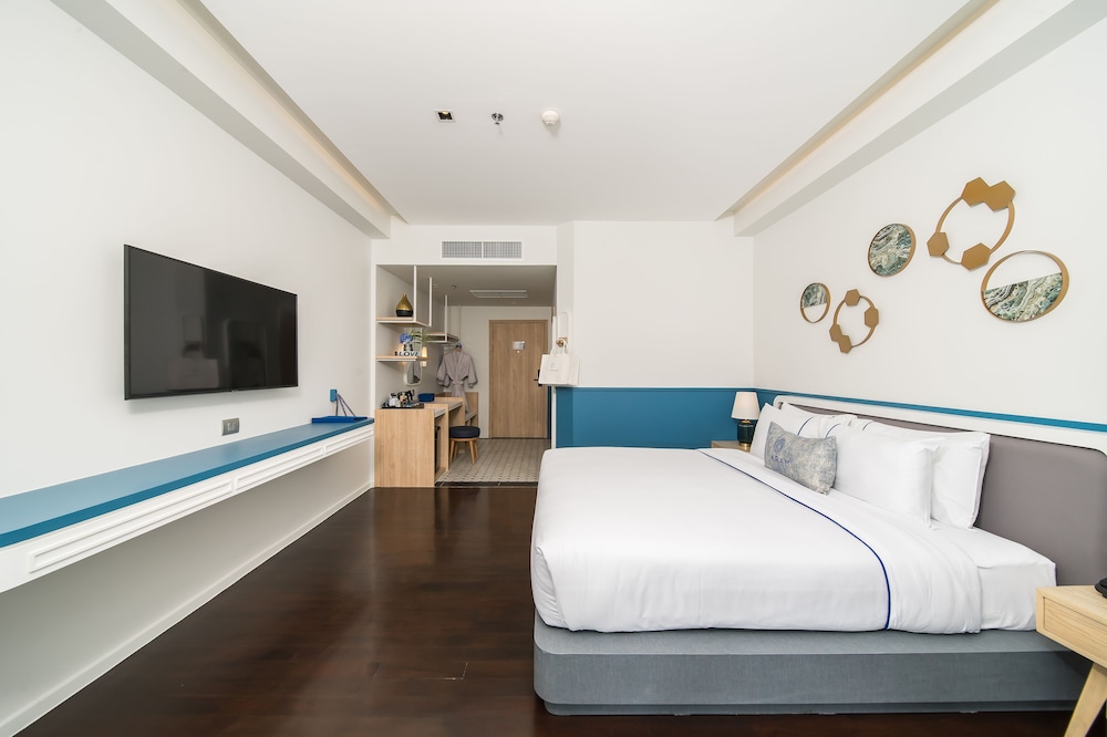 Deluxe Double Room, 1 King Bed, Accessible, Pool View