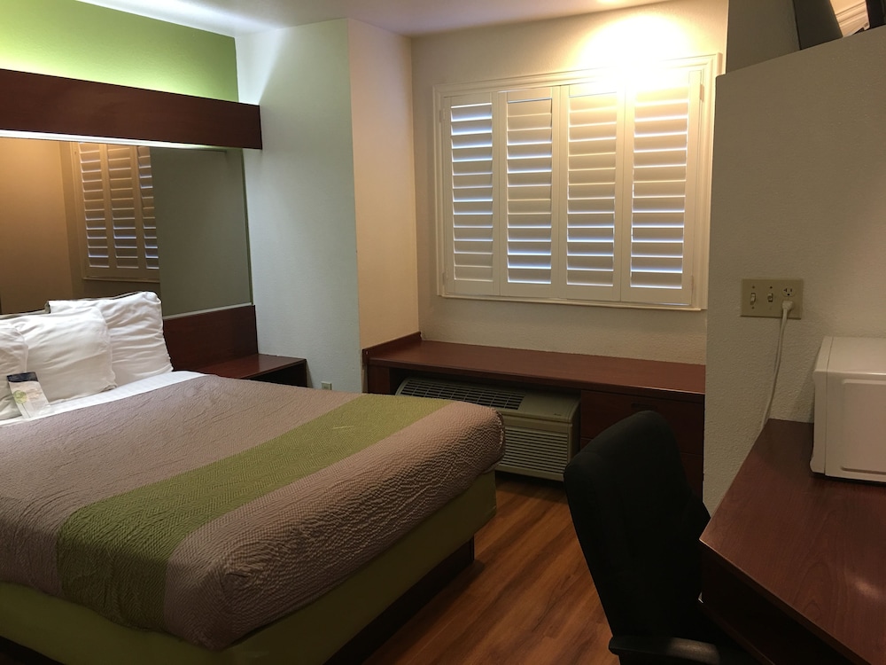 Deluxe Room, 1 Queen Bed, Accessible, Non Smoking photo 2