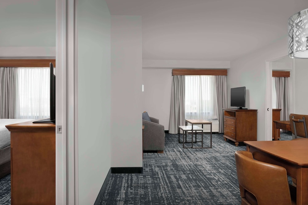 Suite, Accessible, Non Smoking (Mobility & Hearing, Roll-in Shower) photo 3