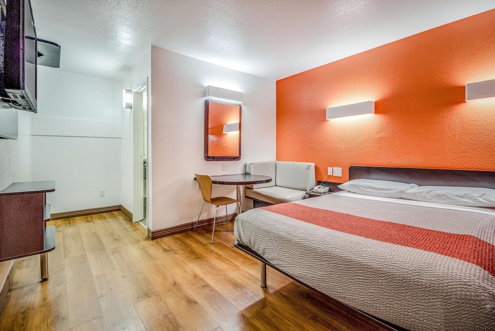 Standard Room, 1 Queen Bed, Accessible, Smoking photo 1