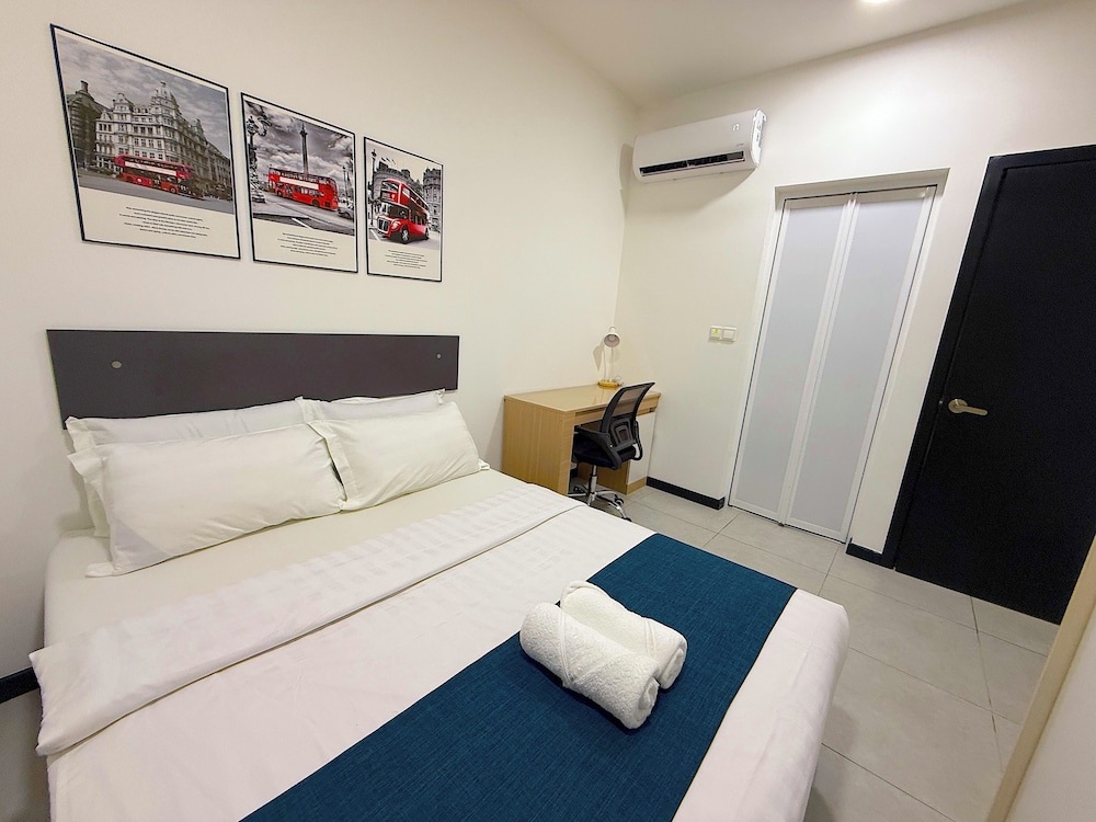 Superior Apartment, 2 Bedrooms, Refrigerator & Microwave, City View