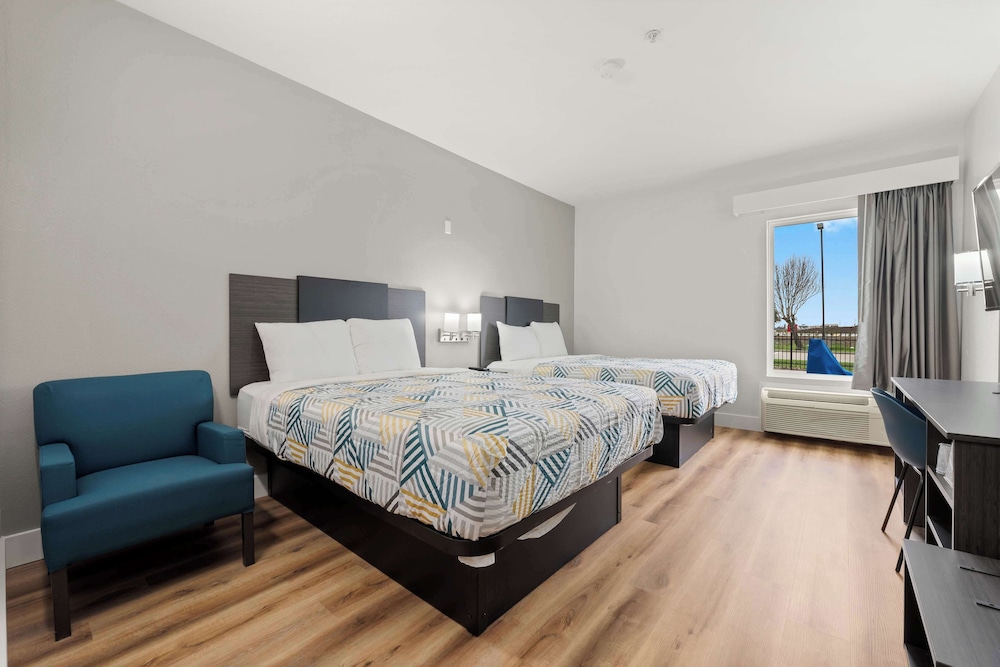 Standard Room, 2 Queen Beds, Non Smoking - Photo 1