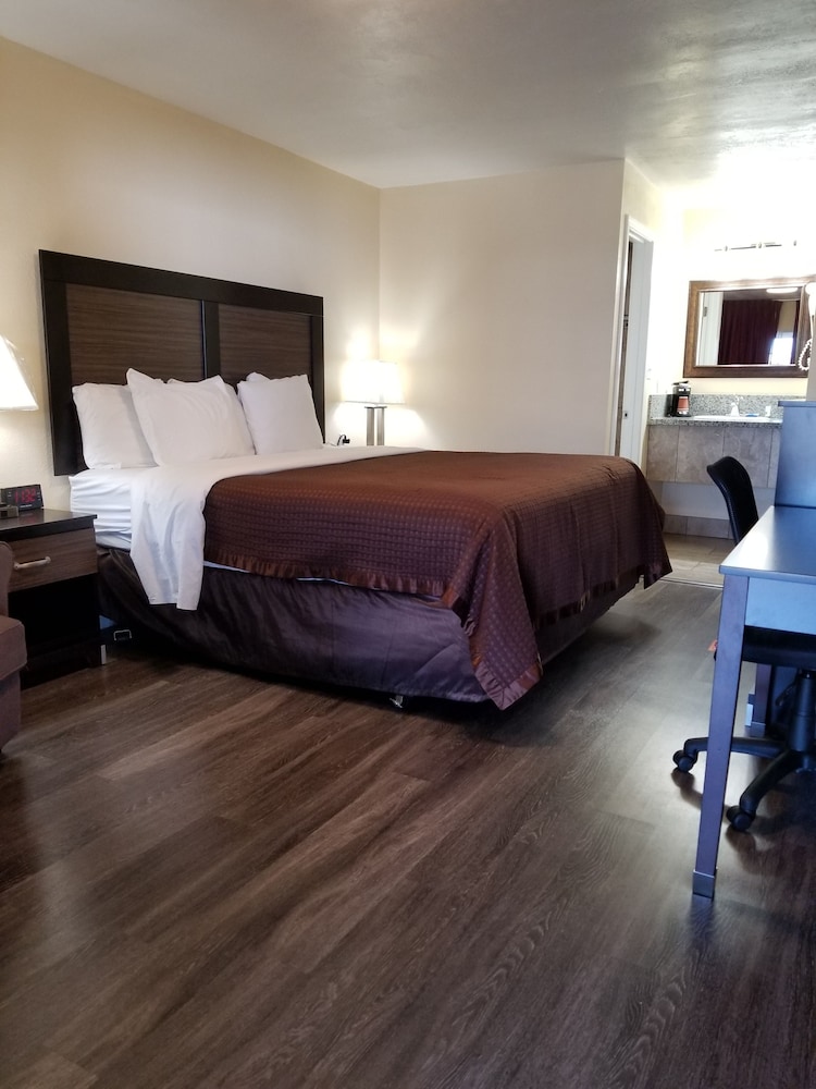 Room, 2 Queen Beds, Bathtub photo 3