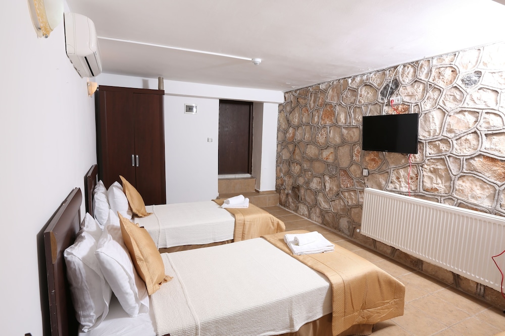 Economy Triple Room photo 1