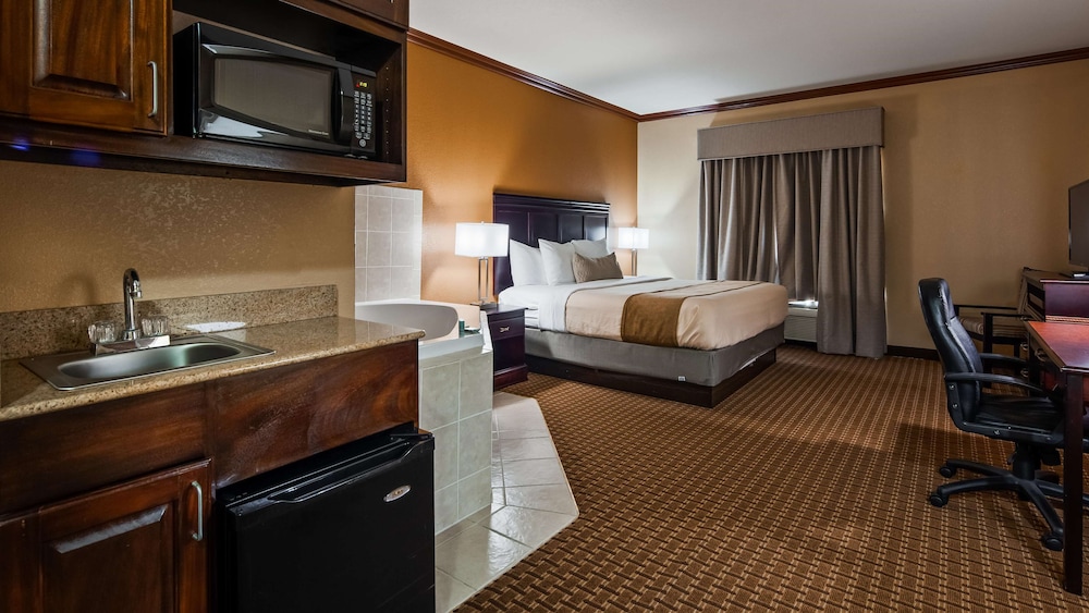 Standard Room, 1 King Bed, Non Smoking, Jetted Tub - Photo 1