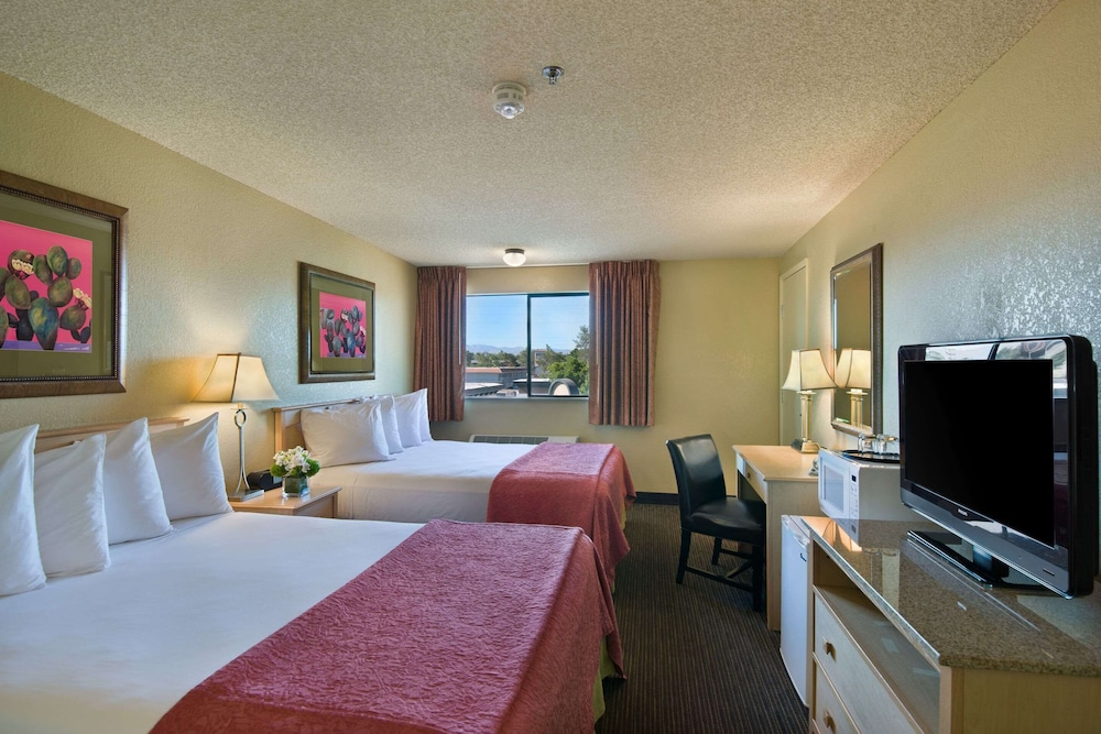Standard Room, Multiple Beds, Non Smoking photo 2