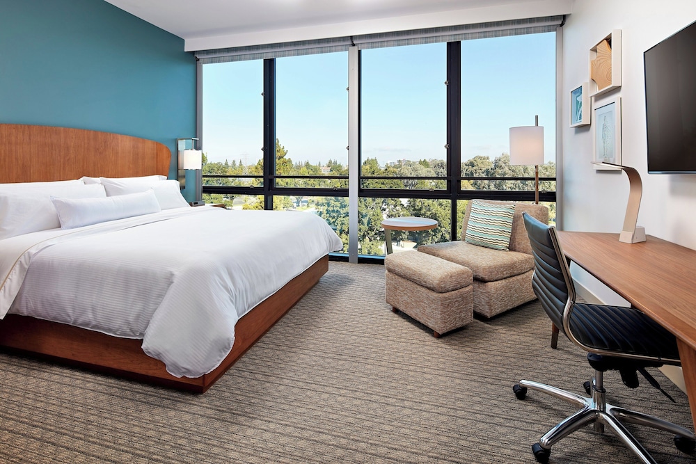 Room, 1 King Bed (Hearing Accessible) - Photo 1