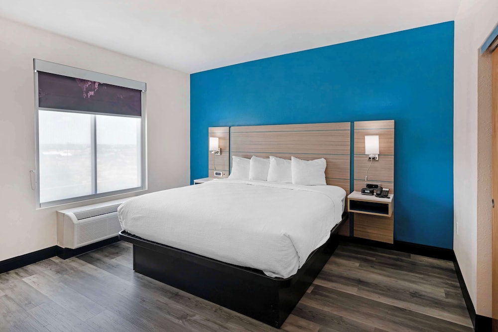Suite, 1 King Bed, Non Smoking, Kitchen (with Single Sofabed) - Photo 1