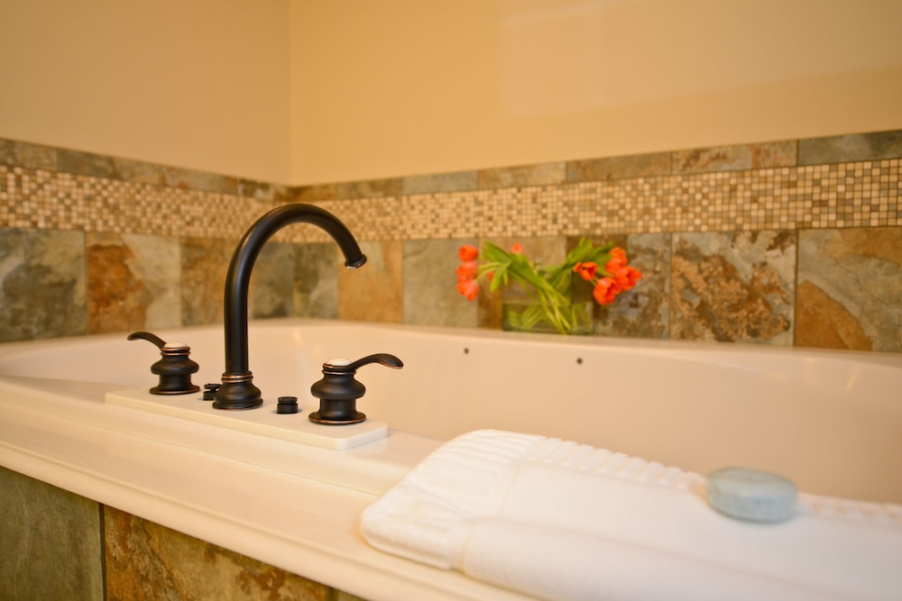 Room, 1 King Bed, Jetted Tub, Courtyard Area (Stair Access Only) - Photo 4