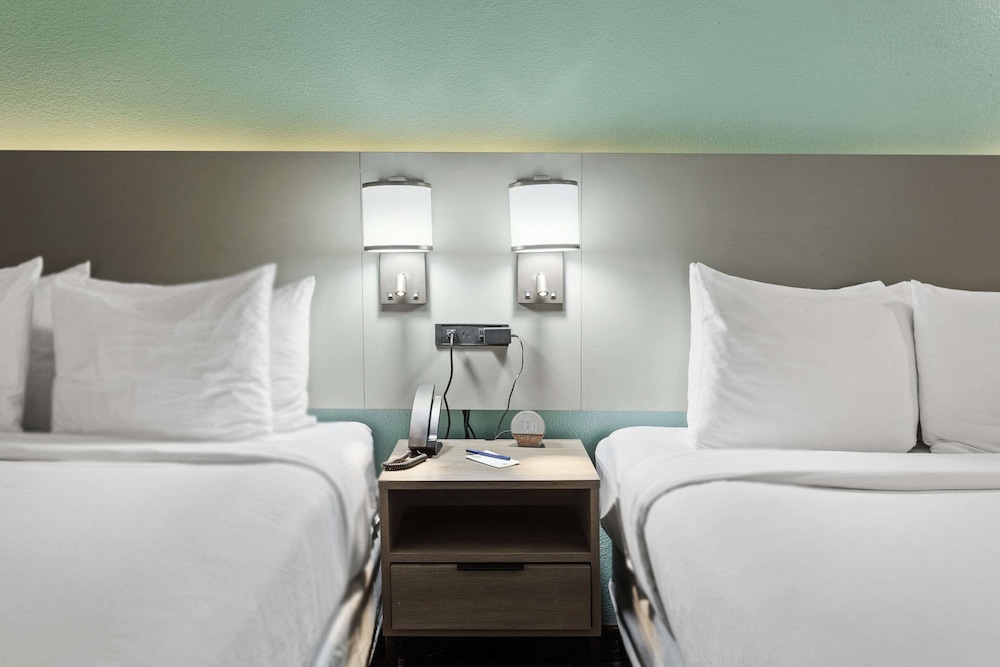Standard Room, 2 Queen Beds, Non Smoking - Photo 2