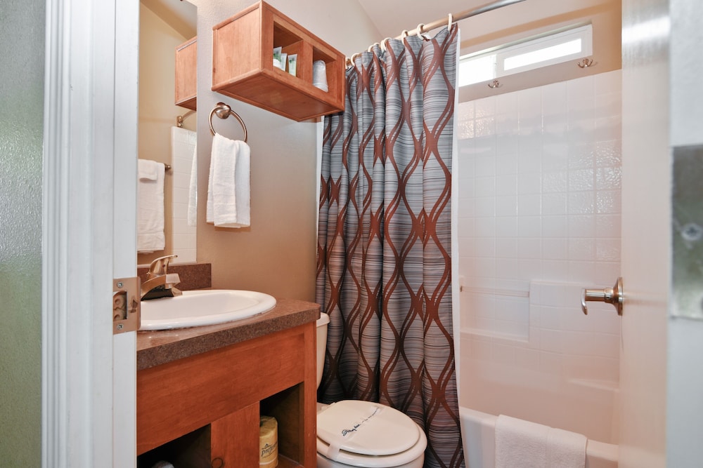 Cottage, 2 Bedrooms, Kitchenette (No Pets, Linens not included) photo 3