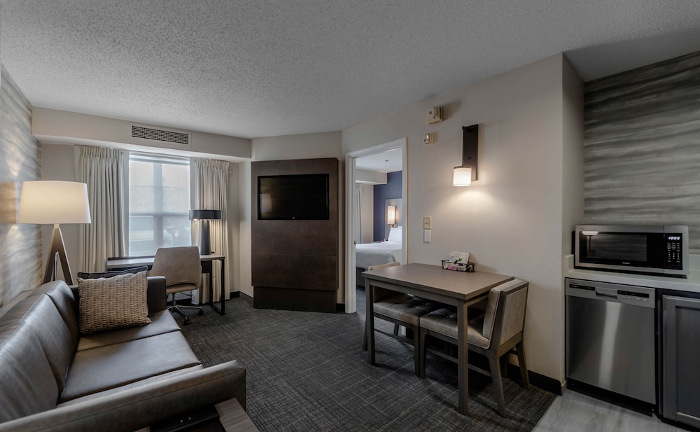 Suite, 1 Bedroom (Mobility/Hearing Access, Roll-in Shwr) photo 2