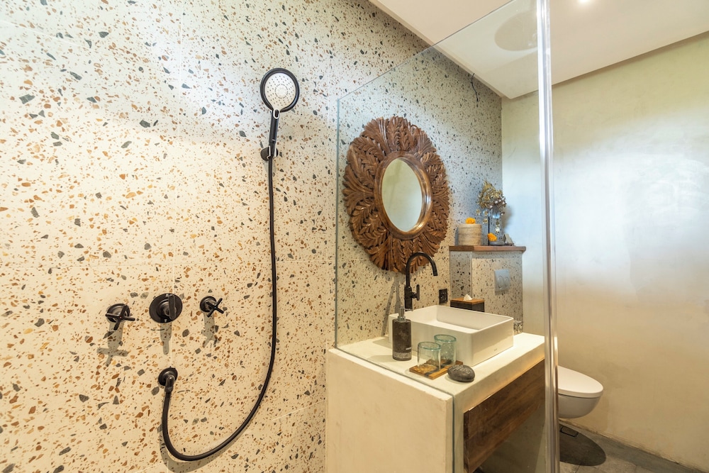 Jungle Room with Bathtub - Photo 13