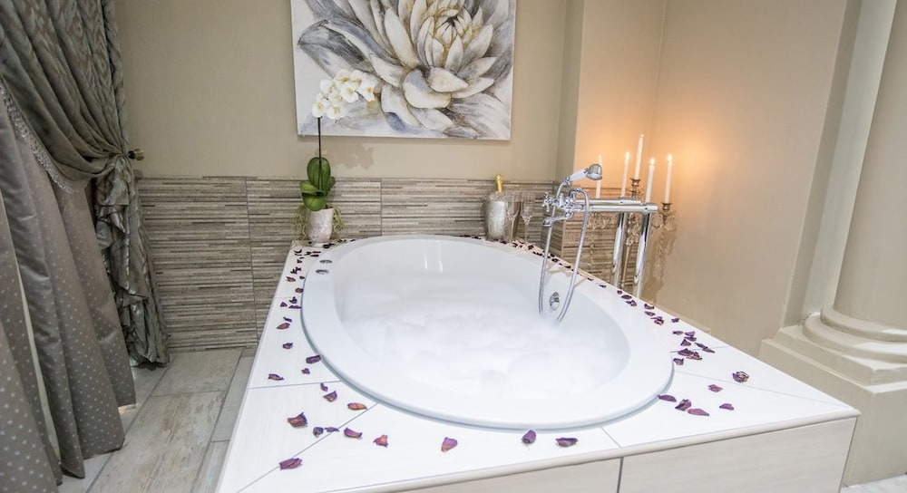 Honeymoon Suite photo 2