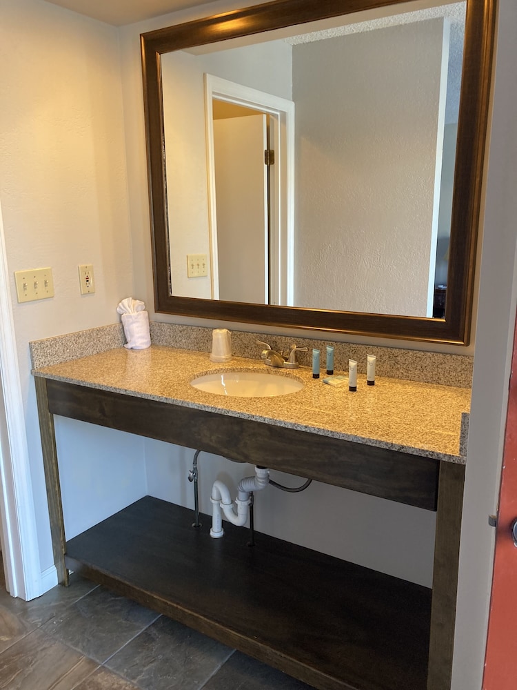 2 Queen Beds, Pool Building - Photo 3