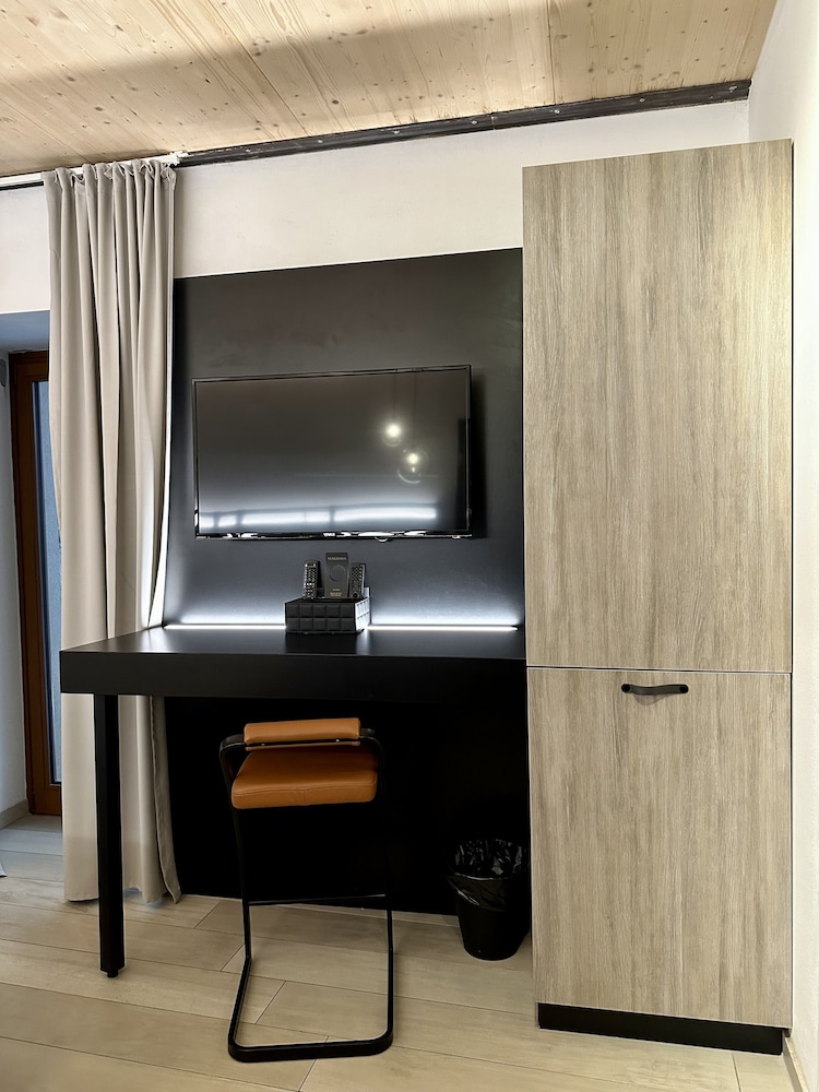 Premium Double Room, 1 King Bed, Balcony, Courtyard View photo 3
