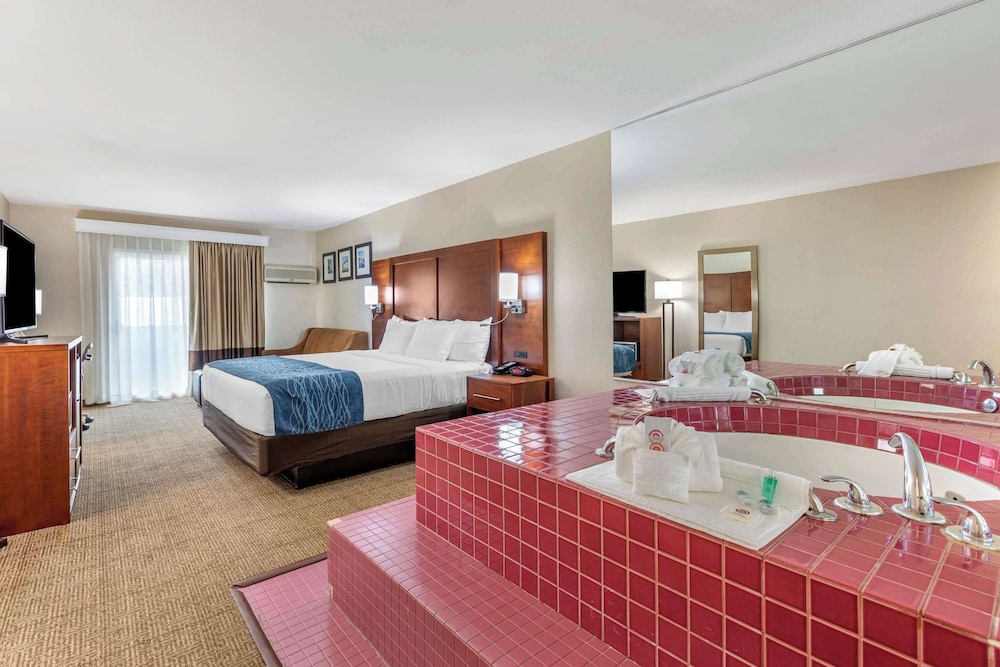 Deluxe Room, 1 King Bed with Sofa bed, Non Smoking, Hot Tub photo 2