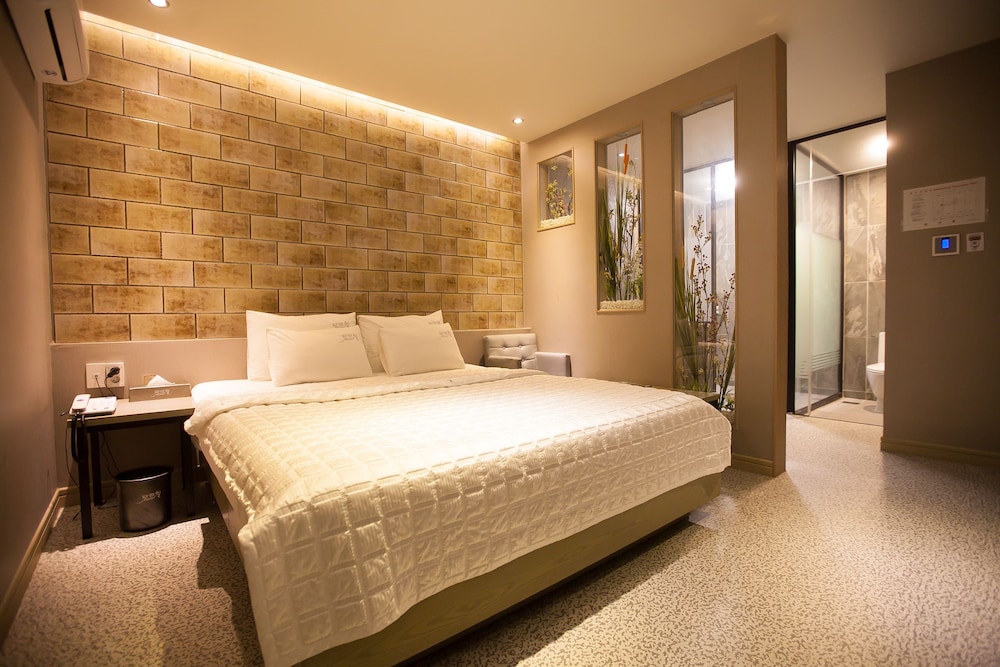 Standard Double Room, 1 Bedroom, Non Smoking (Ocean View or Mountain View)